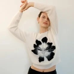 Brushed cashmere crewneck sweater with intarsia floral
