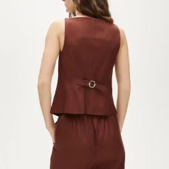 Button-up cutaway tank top in Gramercy linen blend