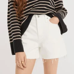 High-rise denim short in white