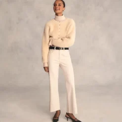 Mid-rise relaxed kickout jean