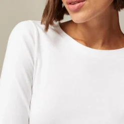 Perfect-fit long-sleeve crewneck T-shirt