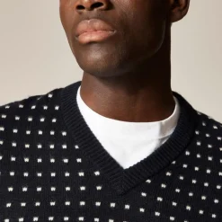 Relaxed midweight cashmere V-neck sweater in jacquard dot