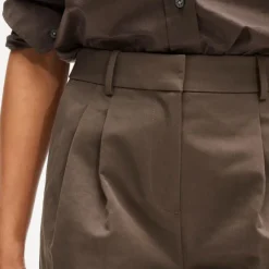 Wide-leg pleated pant